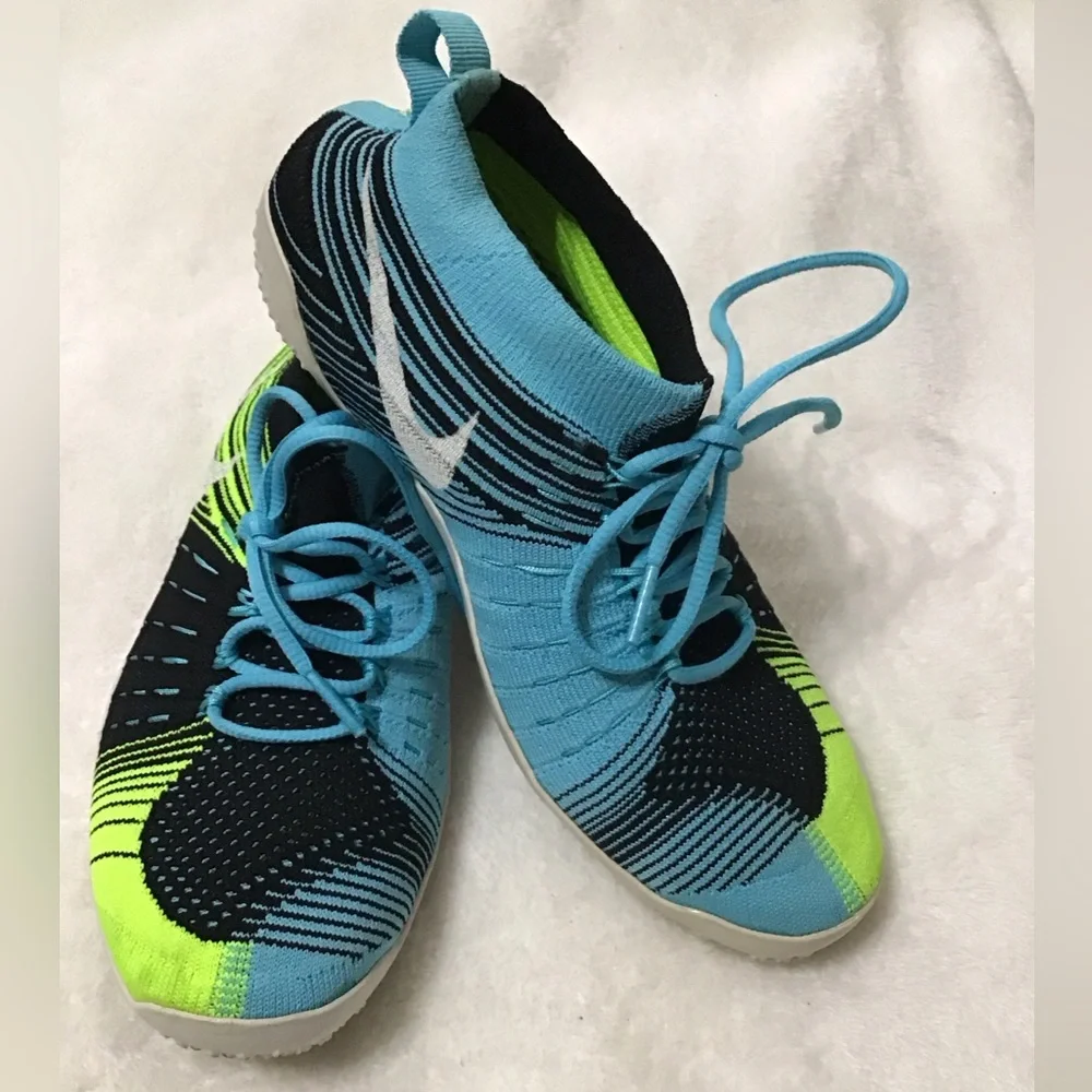 Women’s size 6 Nike tennis shoes hyperfeel